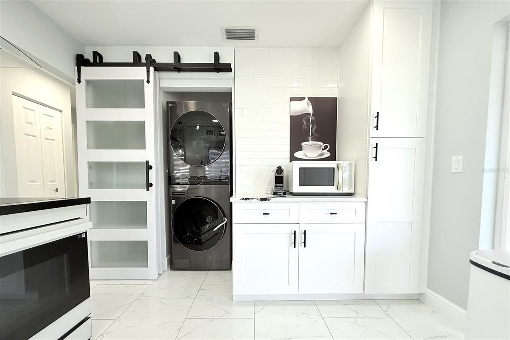 For Sale: $319,900 (2 beds, 1 baths, 923 Square Feet)