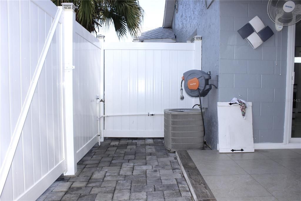 For Sale: $319,900 (2 beds, 1 baths, 923 Square Feet)