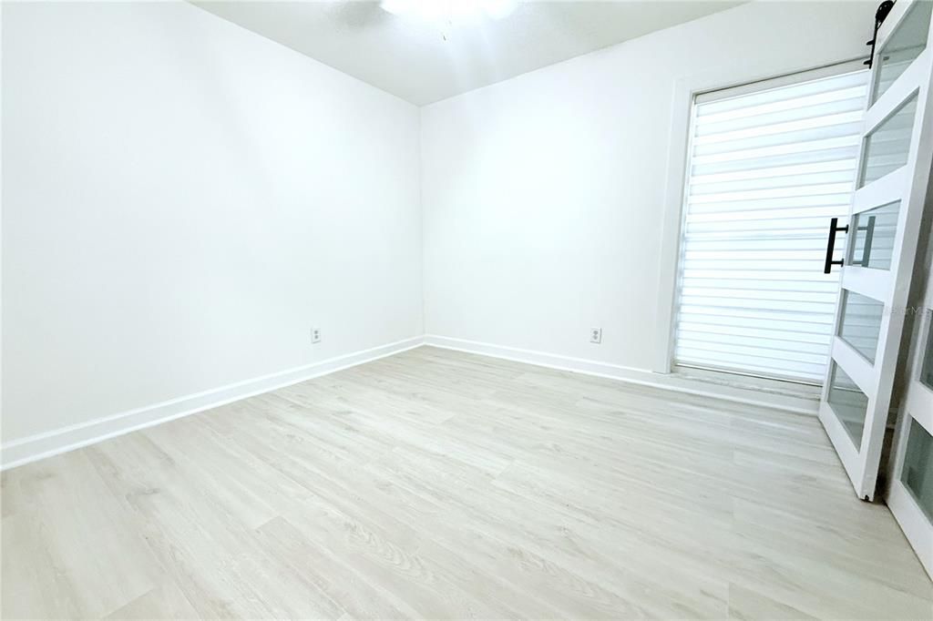 For Sale: $319,900 (2 beds, 1 baths, 923 Square Feet)