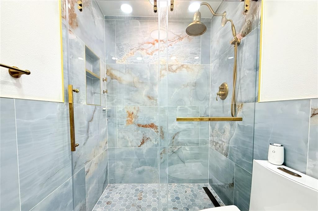 For Sale: $319,900 (2 beds, 1 baths, 923 Square Feet)