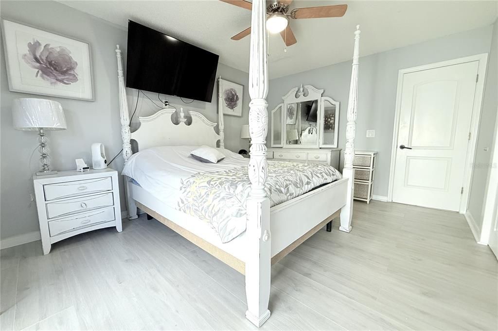 For Sale: $319,900 (2 beds, 1 baths, 923 Square Feet)