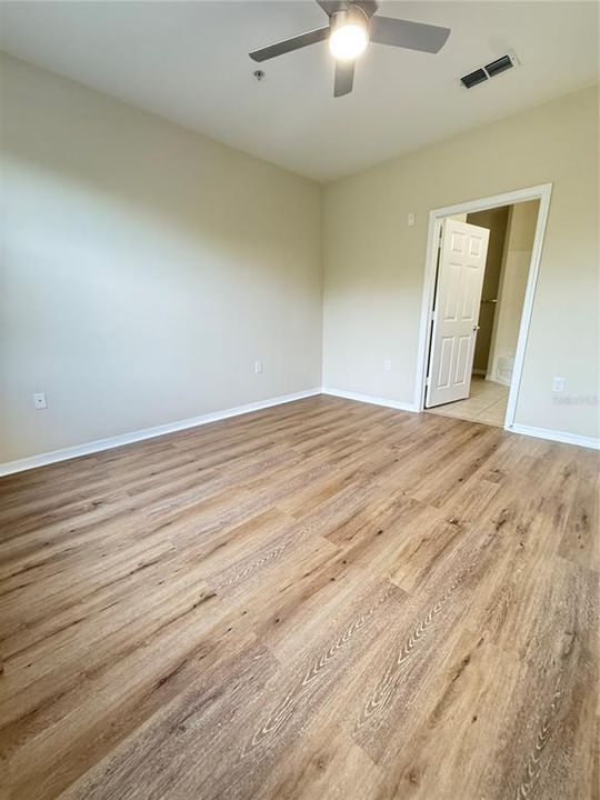 待售: $185,000 (1 贝兹, 1 浴室, 801 平方英尺)