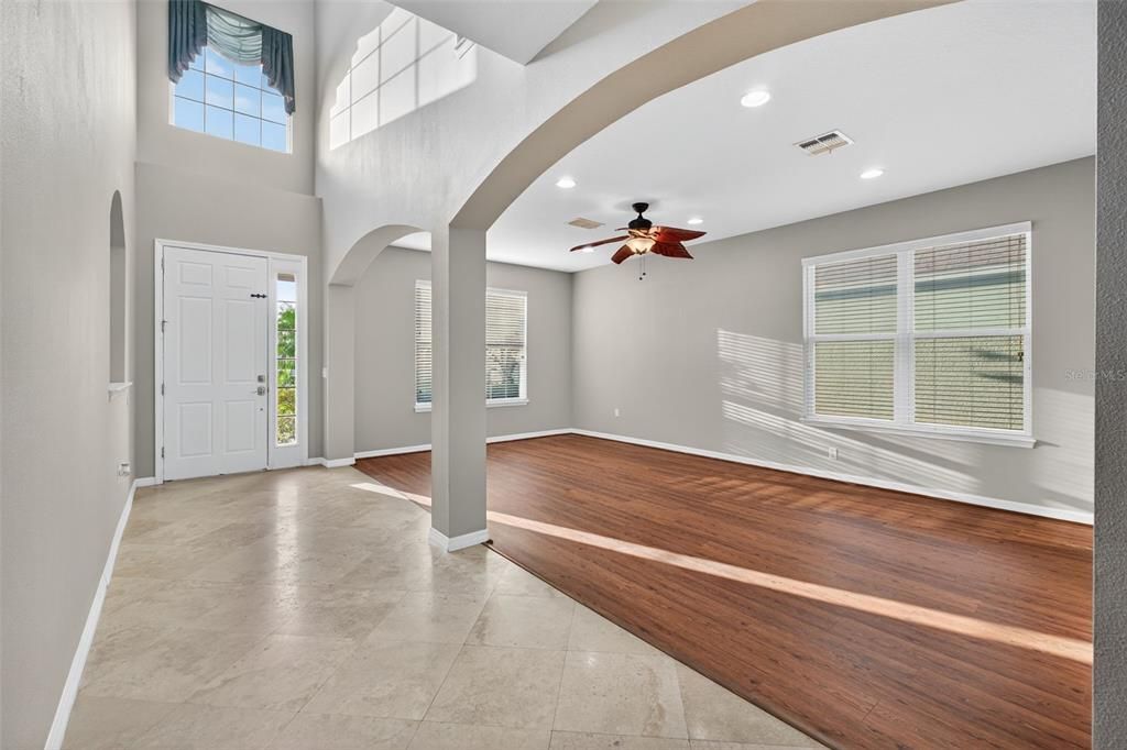 Под контрактом: $575,000 (5 спален, 4 ванн, 3360 Квадратных фут)