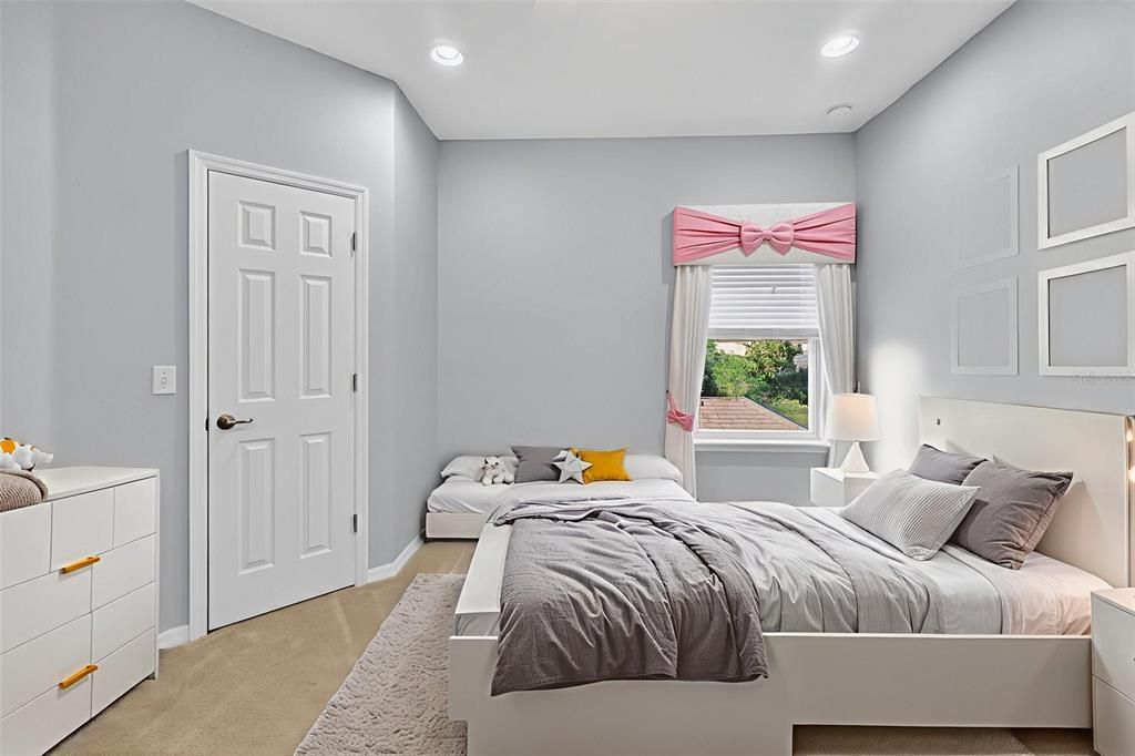 Под контрактом: $575,000 (5 спален, 4 ванн, 3360 Квадратных фут)