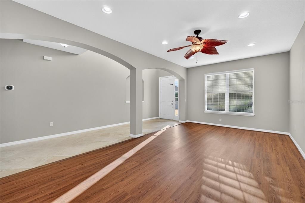 Под контрактом: $575,000 (5 спален, 4 ванн, 3360 Квадратных фут)