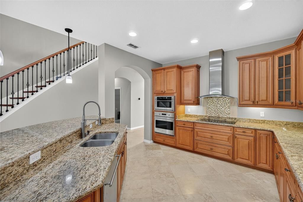 Под контрактом: $575,000 (5 спален, 4 ванн, 3360 Квадратных фут)