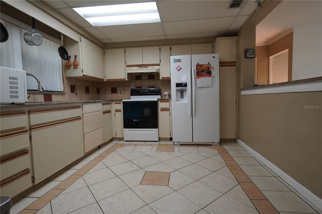 Active With Contract: $205,000 (4 beds, 2 baths, 1614 Square Feet)