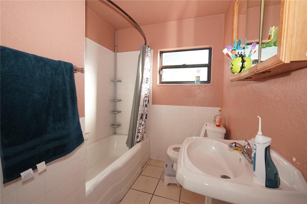 Active With Contract: $205,000 (4 beds, 2 baths, 1614 Square Feet)