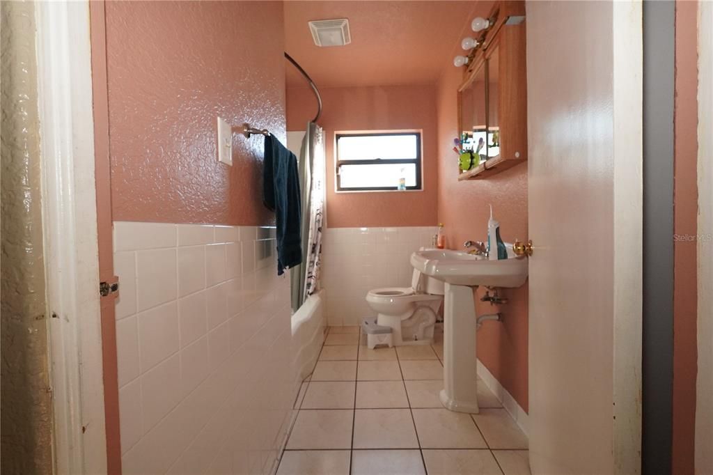 Active With Contract: $205,000 (4 beds, 2 baths, 1614 Square Feet)