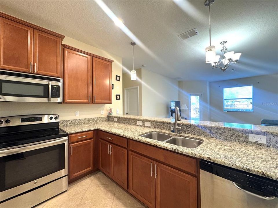 Под контрактом: $2,199 (4 спален, 2 ванн, 2068 Квадратных фут)