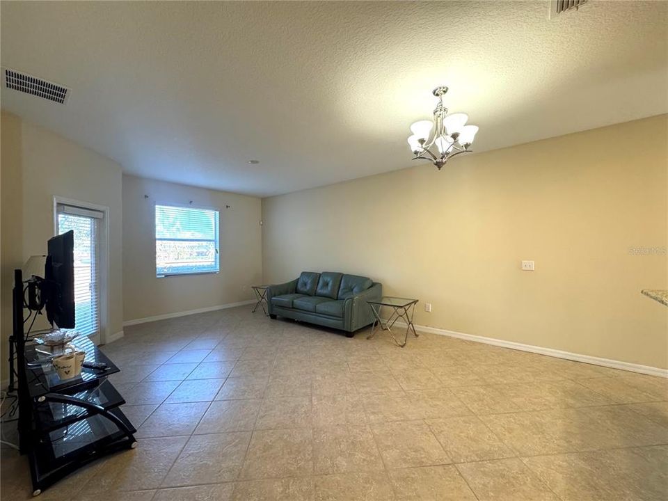 Под контрактом: $2,199 (4 спален, 2 ванн, 2068 Квадратных фут)