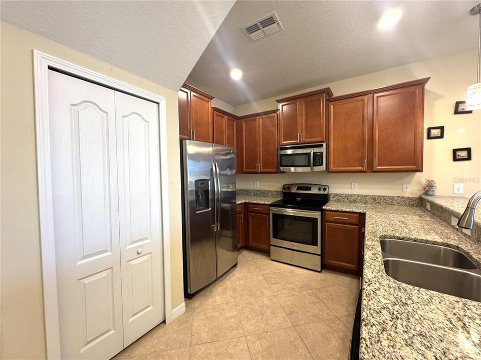 Под контрактом: $2,199 (4 спален, 2 ванн, 2068 Квадратных фут)