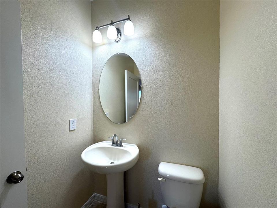 Под контрактом: $2,199 (4 спален, 2 ванн, 2068 Квадратных фут)