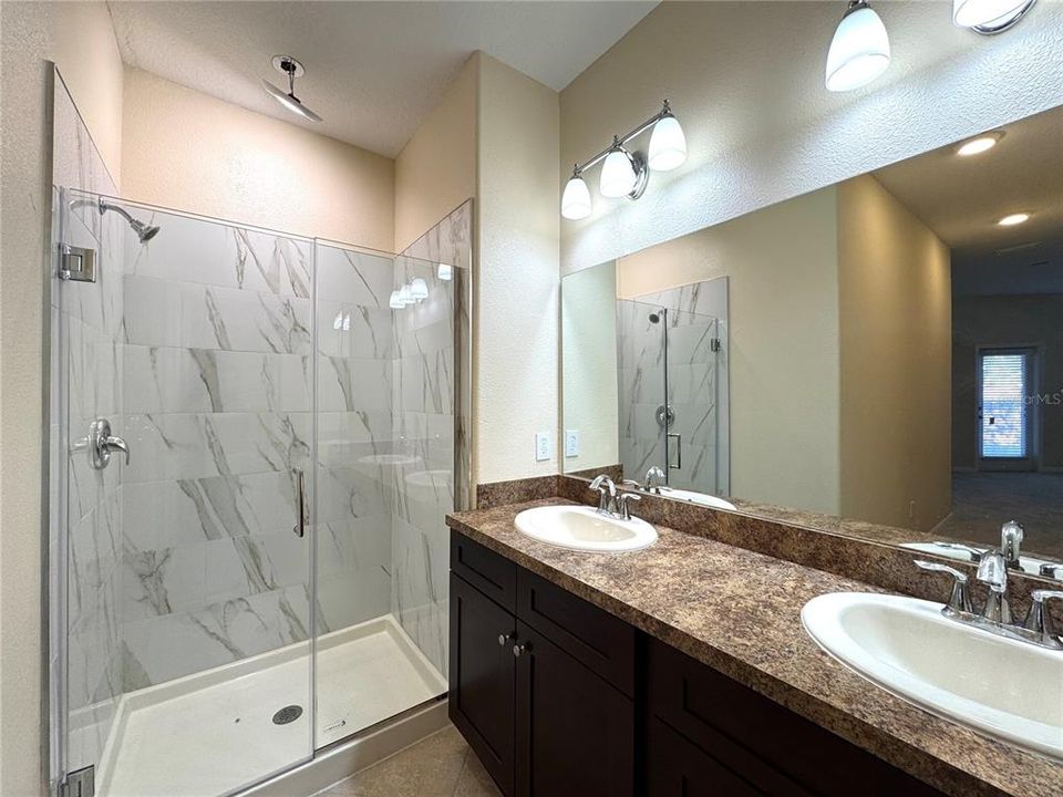 Под контрактом: $2,199 (4 спален, 2 ванн, 2068 Квадратных фут)