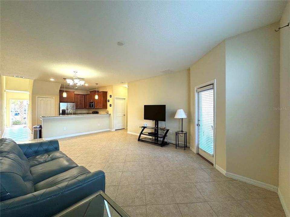 Под контрактом: $2,199 (4 спален, 2 ванн, 2068 Квадратных фут)