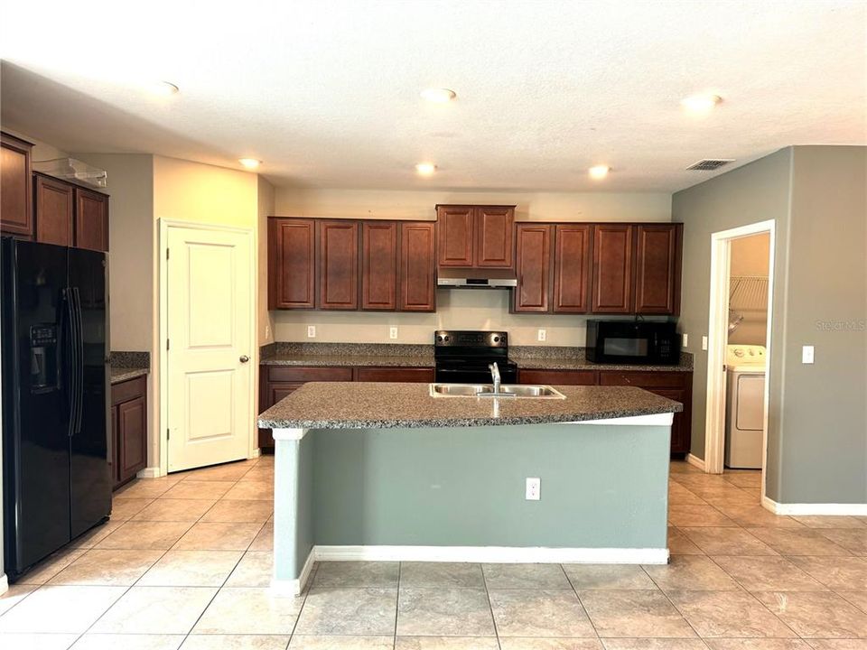 For Rent: $2,700 (5 beds, 2 baths, 2264 Square Feet)