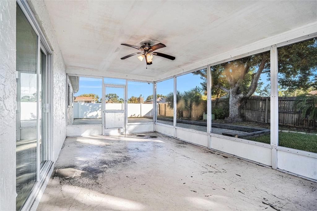 For Sale: $300,000 (3 beds, 3 baths, 1612 Square Feet)