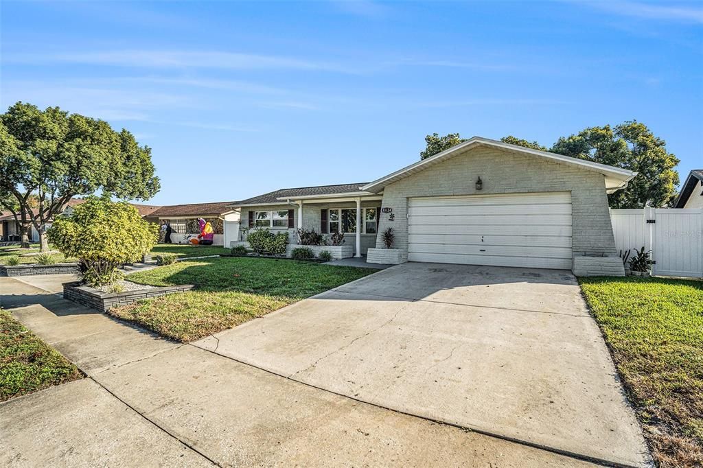 For Sale: $300,000 (3 beds, 3 baths, 1612 Square Feet)