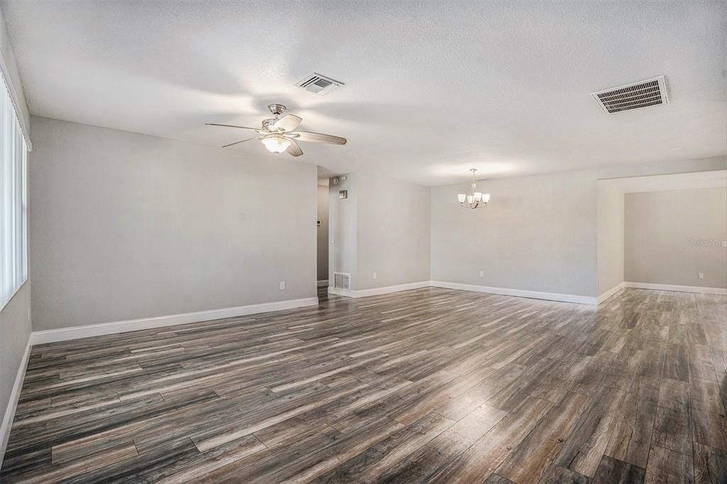 For Sale: $300,000 (3 beds, 3 baths, 1612 Square Feet)