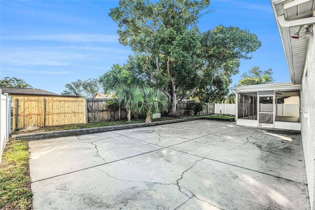 For Sale: $300,000 (3 beds, 3 baths, 1612 Square Feet)