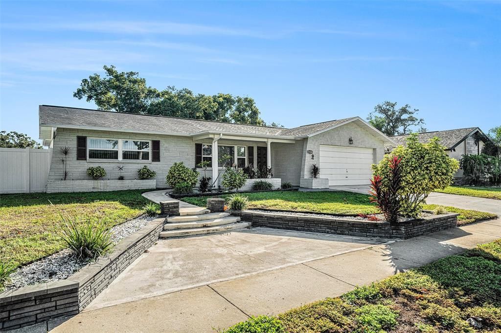 For Sale: $300,000 (3 beds, 3 baths, 1612 Square Feet)