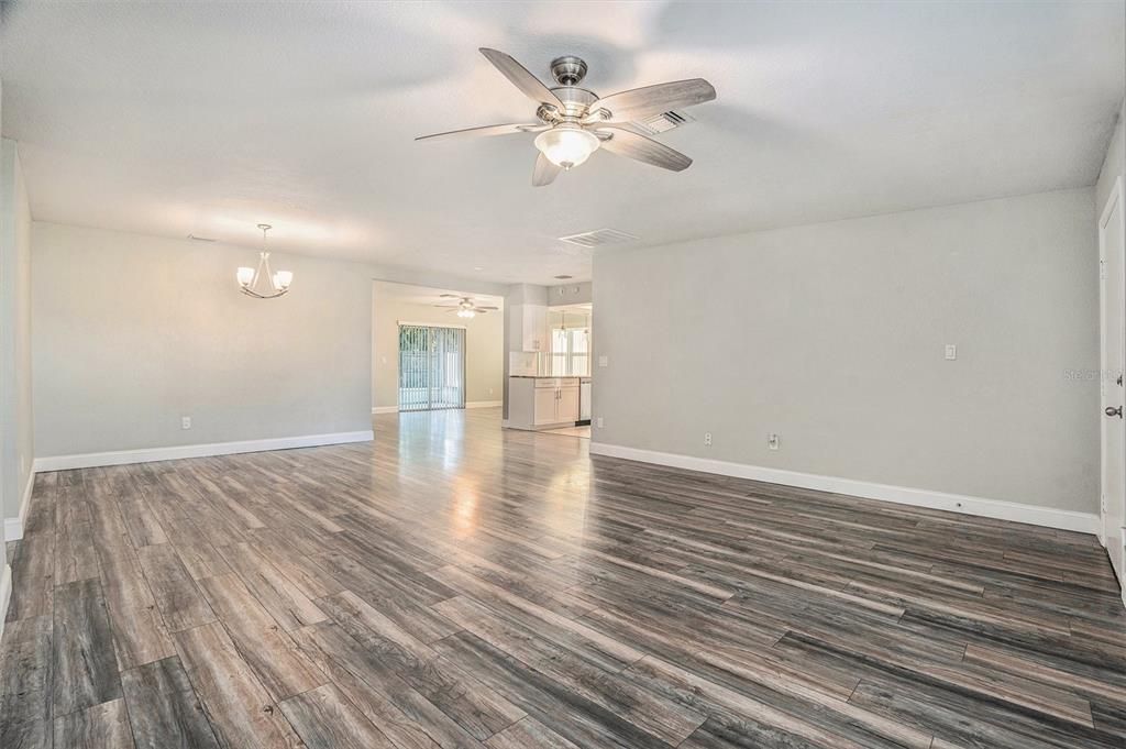 For Sale: $300,000 (3 beds, 3 baths, 1612 Square Feet)