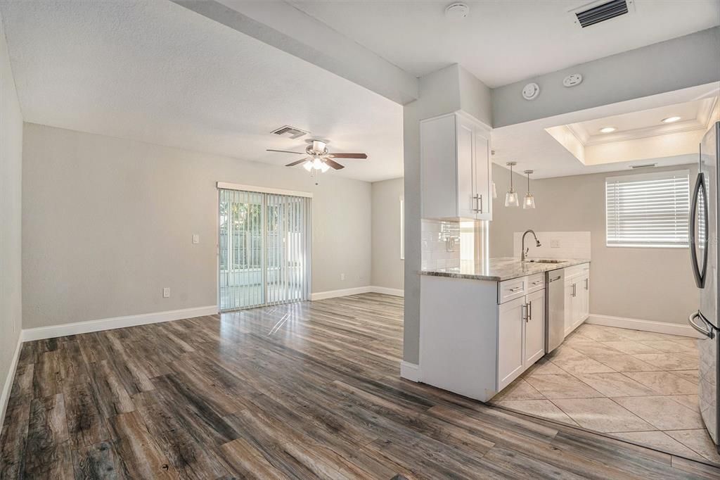 For Sale: $300,000 (3 beds, 3 baths, 1612 Square Feet)