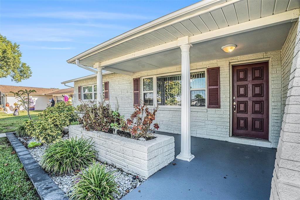 For Sale: $300,000 (3 beds, 3 baths, 1612 Square Feet)