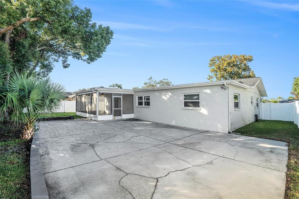 For Sale: $300,000 (3 beds, 3 baths, 1612 Square Feet)