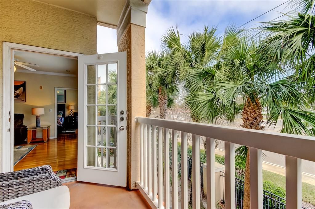 For Sale: $219,000 (2 beds, 2 baths, 1010 Square Feet)