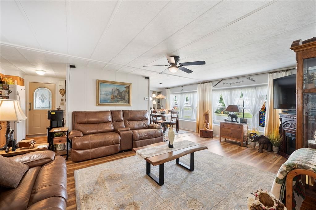 待售: $179,900 (2 贝兹, 2 浴室, 1188 平方英尺)