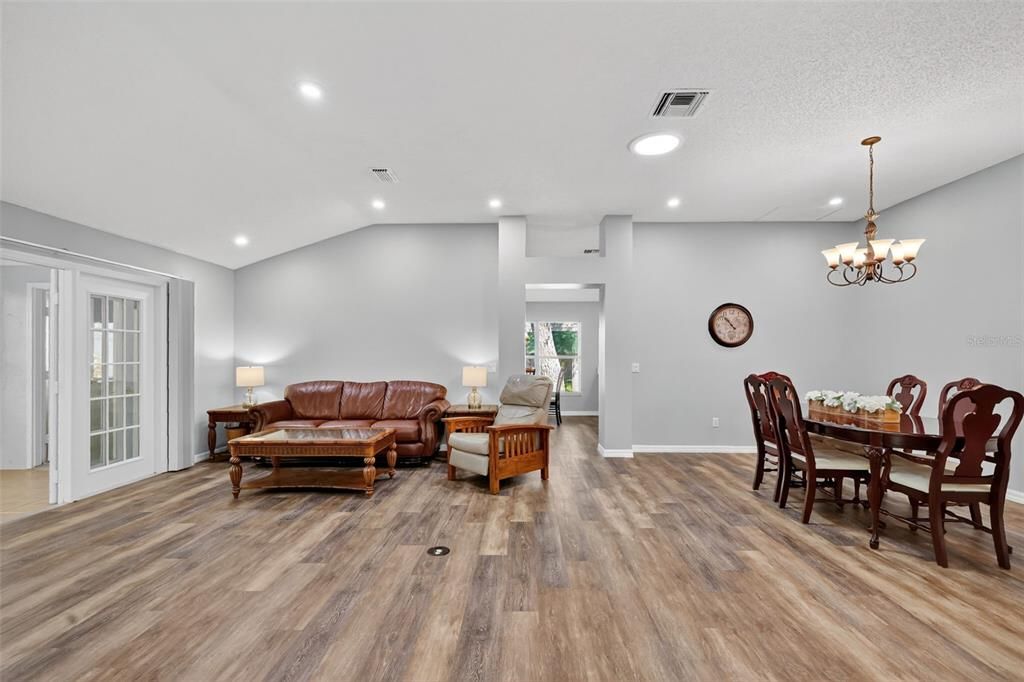 待售: $369,000 (2 贝兹, 2 浴室, 1832 平方英尺)