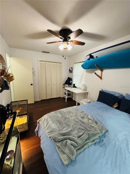 合同活跃: $335,000 (2 贝兹, 1 浴室, 960 平方英尺)