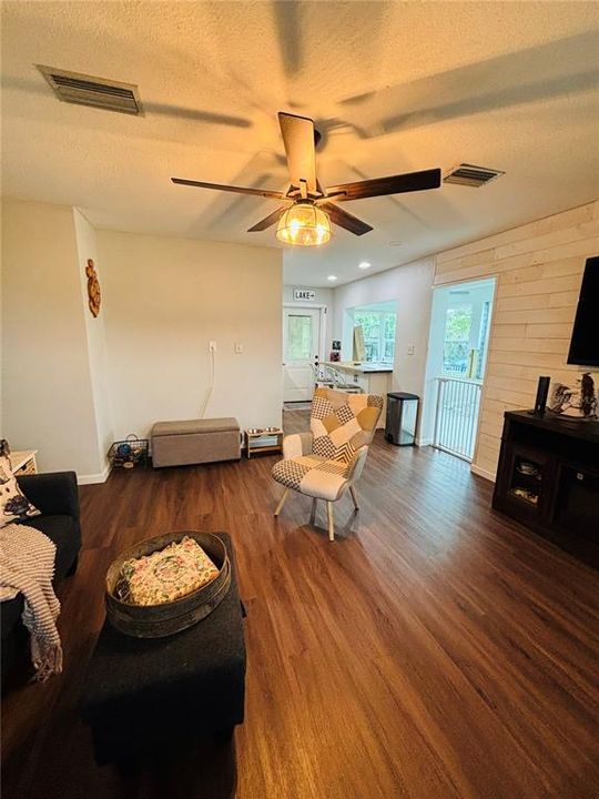 合同活跃: $335,000 (2 贝兹, 1 浴室, 960 平方英尺)