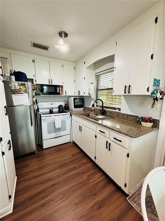 合同活跃: $335,000 (2 贝兹, 1 浴室, 960 平方英尺)