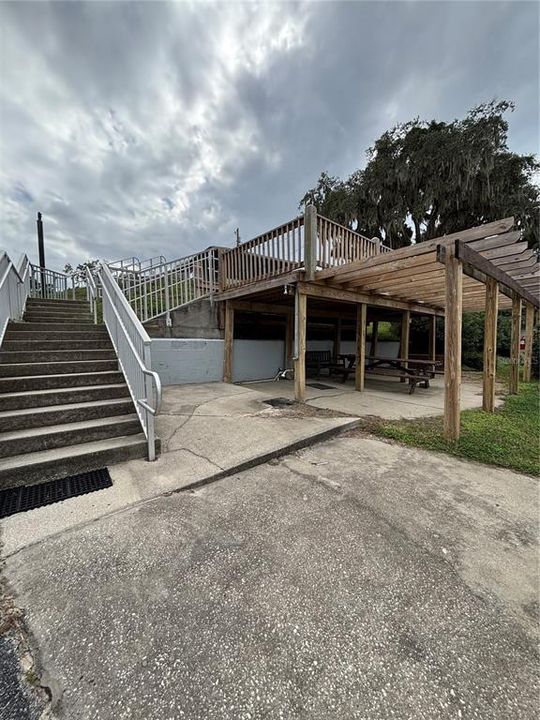 合同活跃: $335,000 (2 贝兹, 1 浴室, 960 平方英尺)