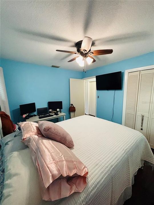 合同活跃: $335,000 (2 贝兹, 1 浴室, 960 平方英尺)