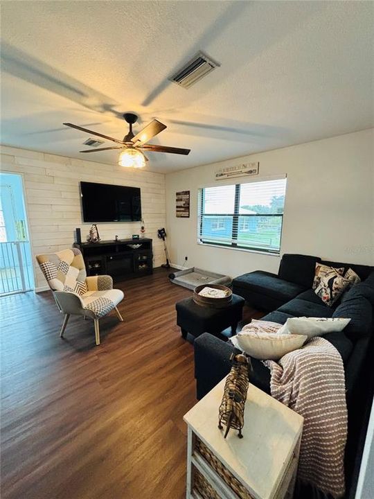 合同活跃: $335,000 (2 贝兹, 1 浴室, 960 平方英尺)