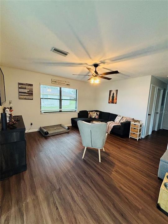 合同活跃: $335,000 (2 贝兹, 1 浴室, 960 平方英尺)