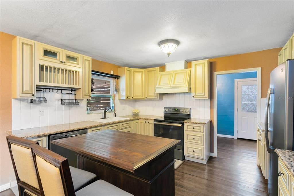 For Sale: $430,000 (3 beds, 3 baths, 2056 Square Feet)