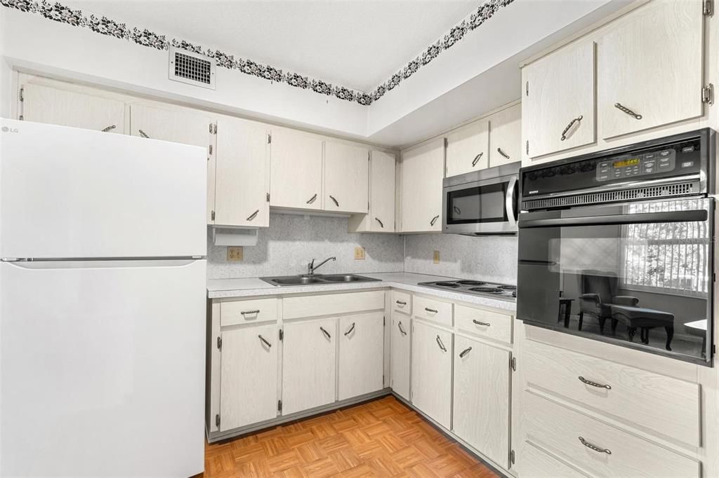 For Sale: $109,900 (2 beds, 1 baths, 1100 Square Feet)