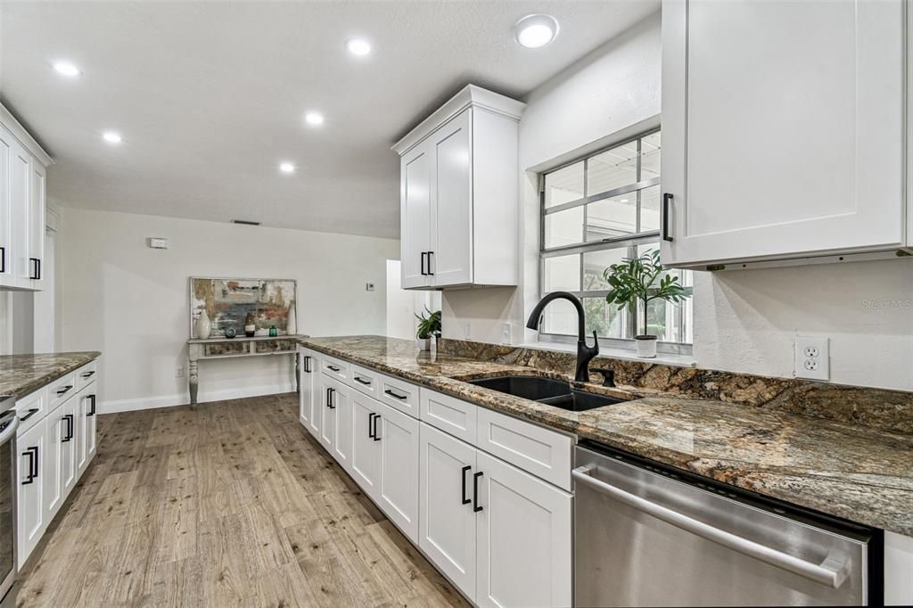 Под контрактом: $395,000 (3 спален, 2 ванн, 1752 Квадратных фут)