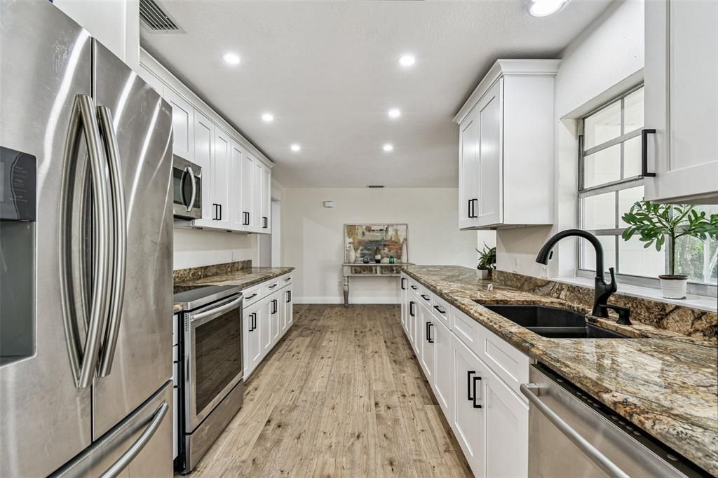 Под контрактом: $395,000 (3 спален, 2 ванн, 1752 Квадратных фут)