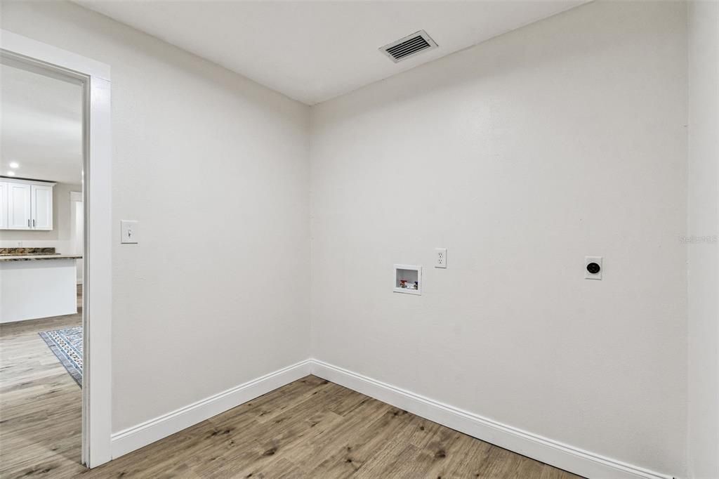 Под контрактом: $395,000 (3 спален, 2 ванн, 1752 Квадратных фут)