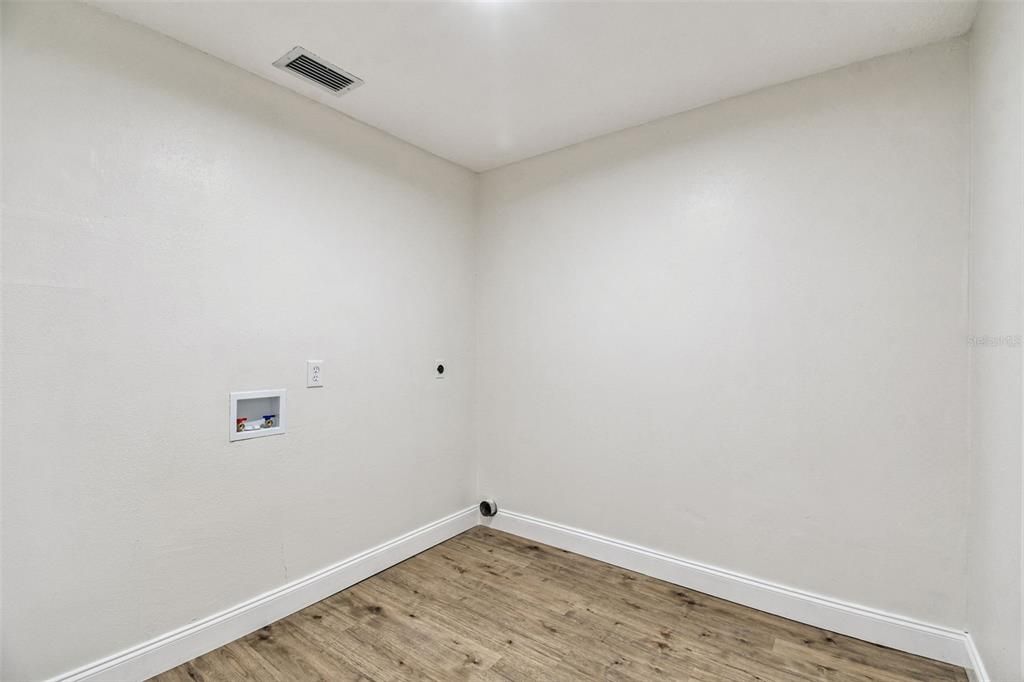 Под контрактом: $395,000 (3 спален, 2 ванн, 1752 Квадратных фут)