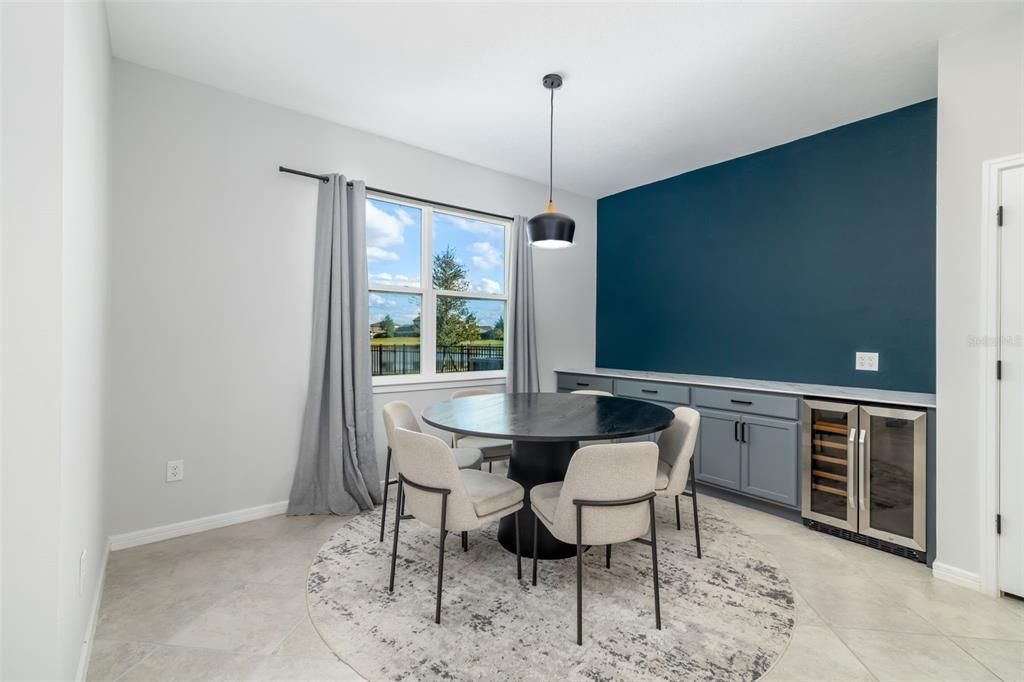 合同活跃: $438,000 (5 贝兹, 3 浴室, 2622 平方英尺)