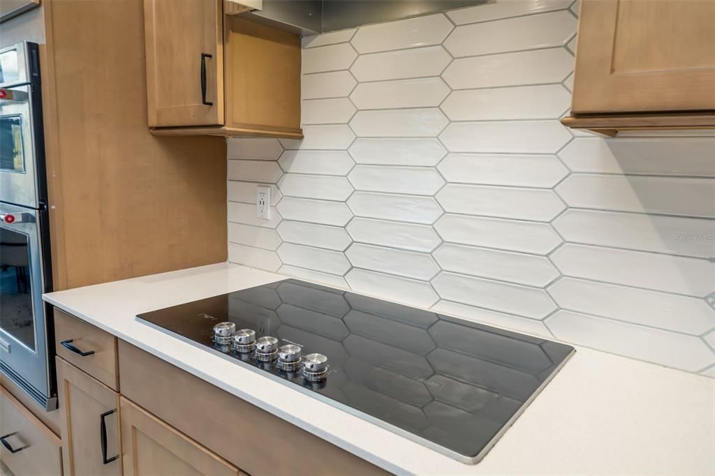 合同活跃: $438,000 (5 贝兹, 3 浴室, 2622 平方英尺)