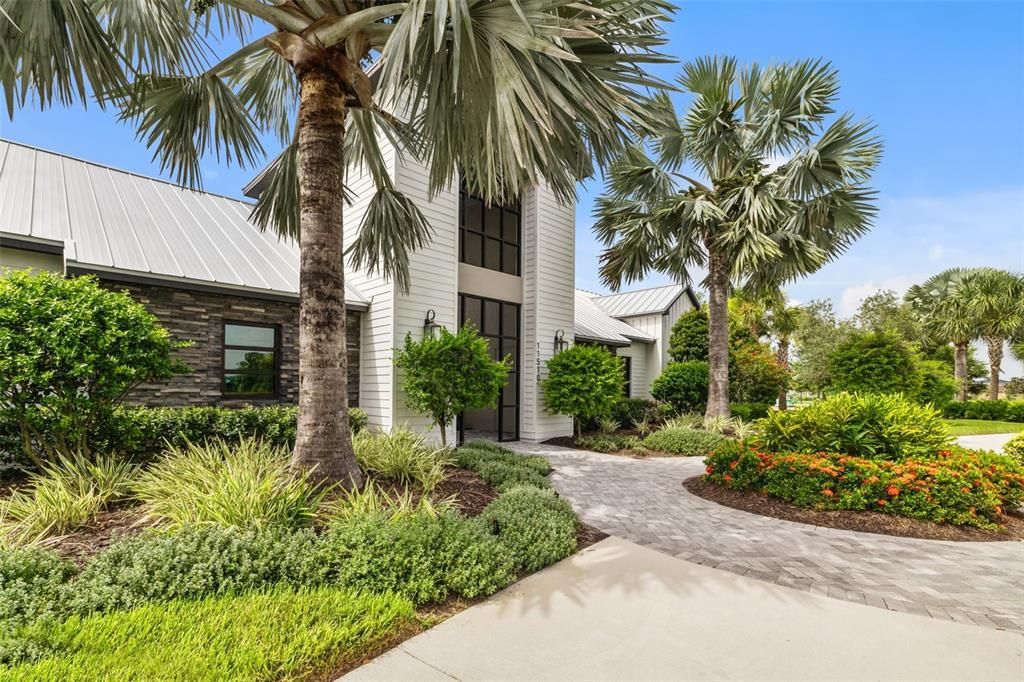 合同活跃: $438,000 (5 贝兹, 3 浴室, 2622 平方英尺)