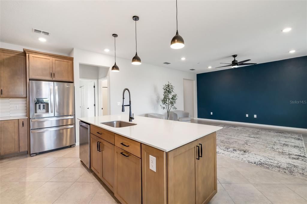 合同活跃: $438,000 (5 贝兹, 3 浴室, 2622 平方英尺)