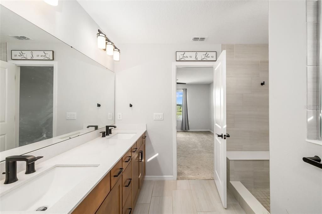 合同活跃: $438,000 (5 贝兹, 3 浴室, 2622 平方英尺)